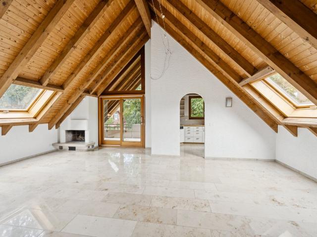 Charmante 3½ Zimmer Dachwohnung mit Cheminée und Balkon in Arlesheim