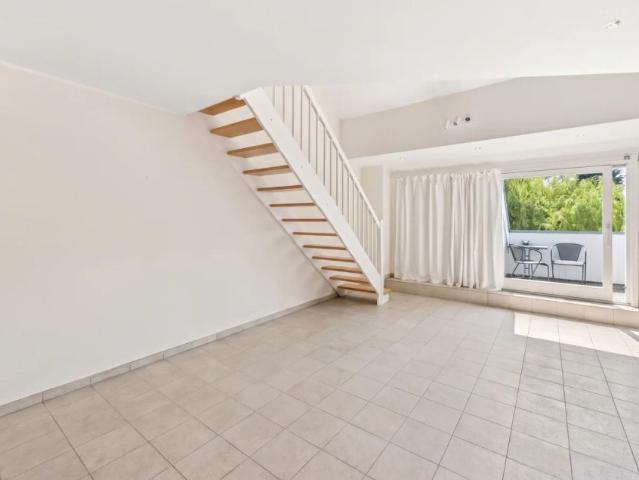 Charmante 3 Zimmer Maisonette mit Galerie, Südbalkon, eigenem Gartenanteil und großem Stellplatz