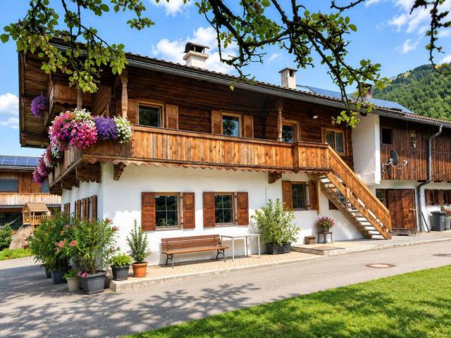 Charmante 3 Zimmer Wohnung im traditionellen Tiroler Bauernhaus wo Charm auf Sport trifft !