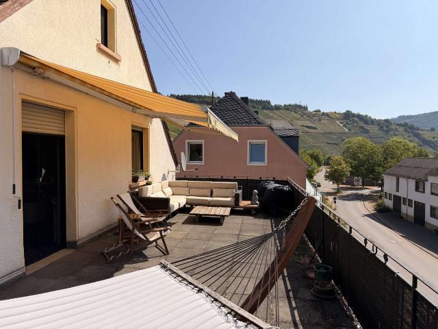 Charmante 3 Zimmer Wohnung mit Hauscharakter, 40 m² Dachterrasse & Moselblick in Mehring