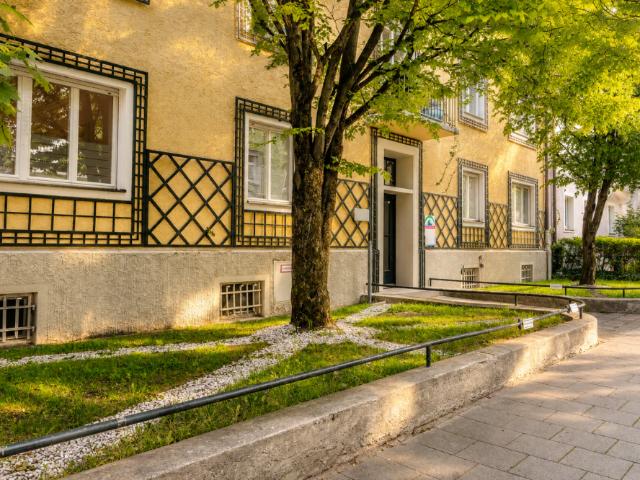 Charmante 3 Zimmer Wohnung mit zwei Balkonen und Gestaltungspotenzial in Neuhausen