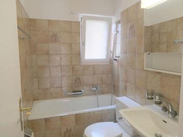 Charmante 2.5 Zimmer Wohnung mit Balkon und Aussicht