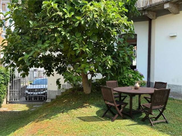 Charmante 2,5 Zimmer Wohnung mit Garten und Parkplatz