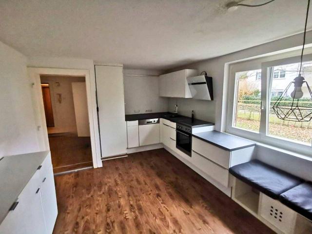 Charmante 2,5 Zimmer Wohnung im Hochparterre renoviert, gepflegt und naturnah gelegen