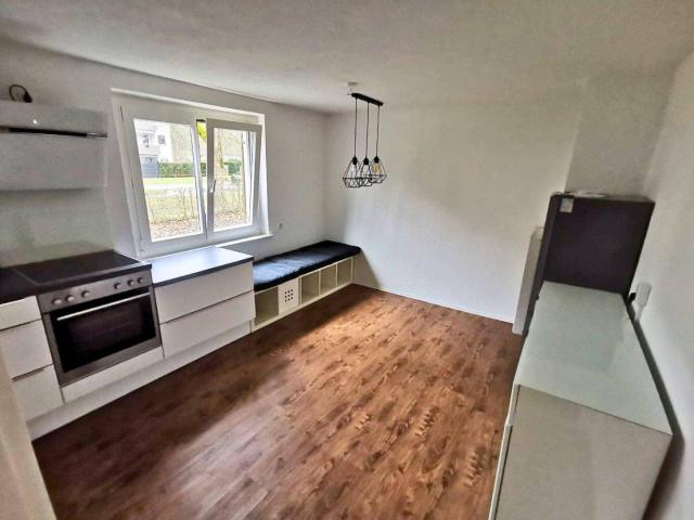 Charmante 2,5 Zimmer Wohnung im Hochparterre renoviert, gepflegt und naturnah gelegen