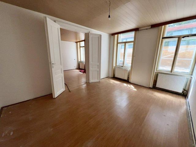 Charmante 2,5 Zimmer Altbauwohnung im 1ten Liftstock eines generalsanierten Hauses mit Airbnb Möglichkeit!