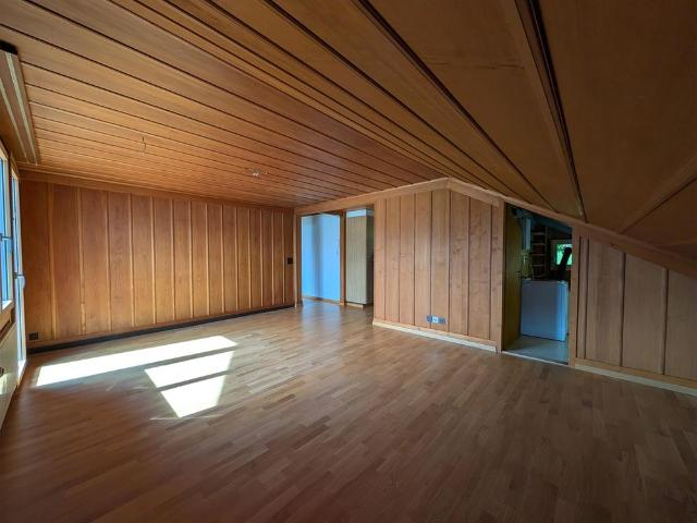Charmante 2.5 Zimmer Dachwohnung mit traumhaftem See und Bergblick