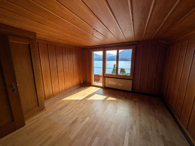 Charmante 2.5 Zimmer Dachwohnung mit traumhaftem See und Bergblick