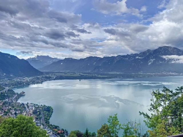 Charmante 2.5 Zimmerwohnung mit Seeblick