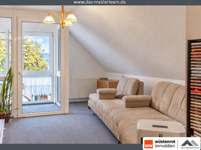 Charmante 2 ZKB Dachgeschosswohnung – mit Wintergarten, Aufzug und Kellerabteil