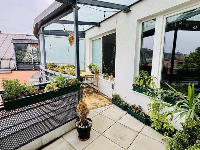 Charmante 2 Zi DG Wohnung mit Loggia, Garage & Sauna
