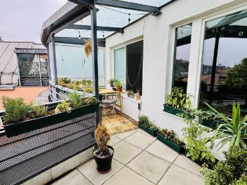 Charmante 2 Zi DG Wohnung mit Loggia, Garage & Sauna