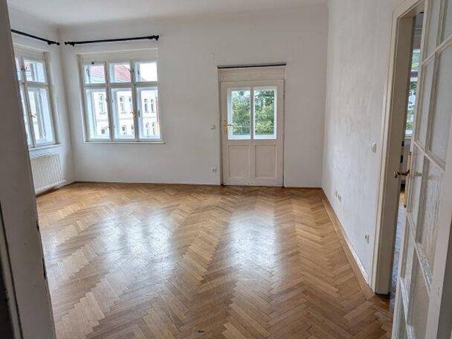 Charmante 2 Zimmerwohnung mit ca. 60 m² und 2 Balkonen mit ingesamt ca. 10 m² im 2. Stock eines Altbaus in sehr guter Lage des 15. Bezirk, unweit des Westbahnhofs, der Lugner City und der Stadthallte