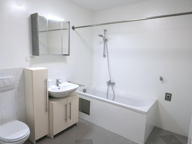Charmante 2 Zimmerwohnung mit kleinem Grünanteil, Terrasse und Parkplatz in Waltendorf