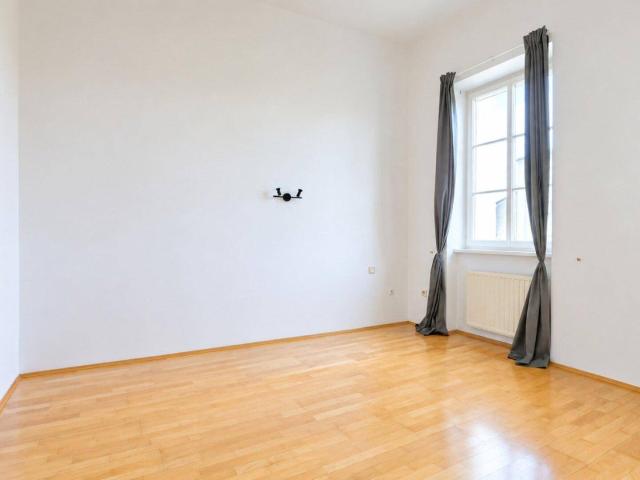Charmante 2 Zimmer Altbauwohnung in begehrter Lage von Baden