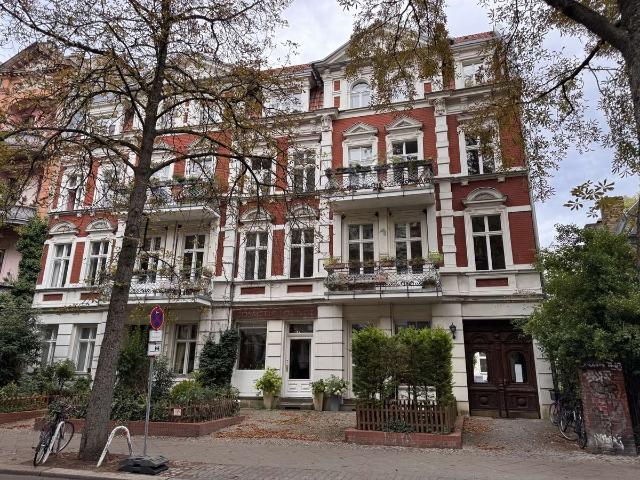 Charmante 2 Zimmer Altbauwohnung in Berlin Friedenau frisch aufgearbeitete Dielen, Stuck