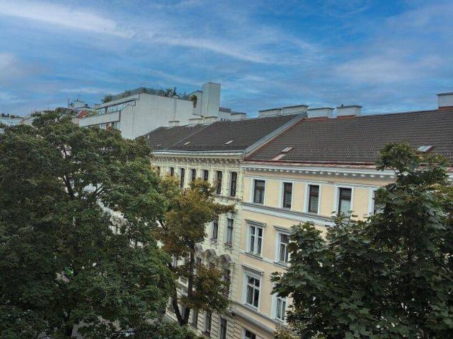 Charmante 2 Zimmer Altbauwohnung mit hohen Räumen