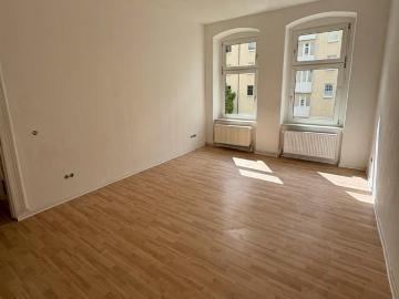 Charmante 2 Zimmer Altbauwohnung mit hoher Decke & großer Küche