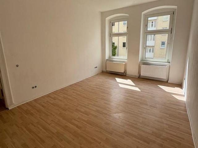 Charmante 2 Zimmer Altbauwohnung mit hoher Decke & großer Küche