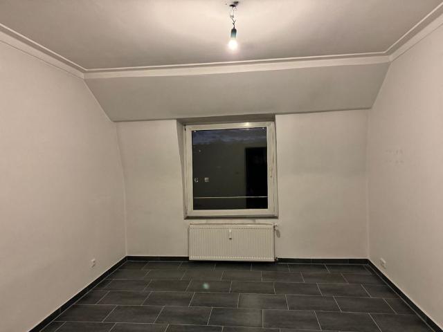 Charmante 2 Zimmer Dachgeschosswohnung. Mit Einbauküche, Balkon und Blick ins Grüne!