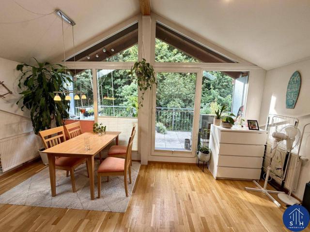 Charmante 2 Zimmer DG Wohnung mit Balkon & Garage zu vermieten