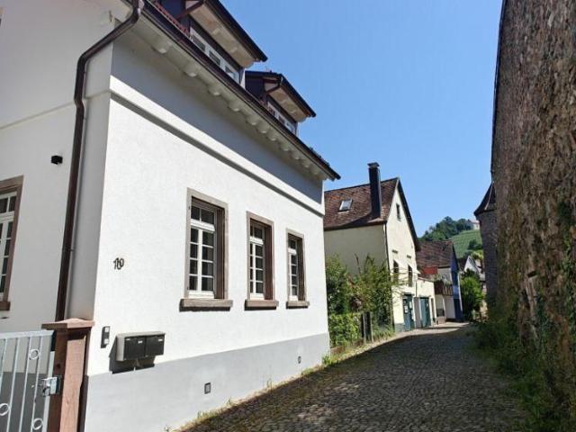 Charmante 2 Zimmer Erdgeschosswohnung im Herzen der Altstadt. Ideal für urbanes Wohnen!