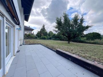 Charmante 2 Zimmer Souterrainwohnung mit Terrasse und Außenstellplatz