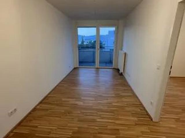 Charmante 2 Zimmer Wohnung mit Balkon im 5. Liftstock
