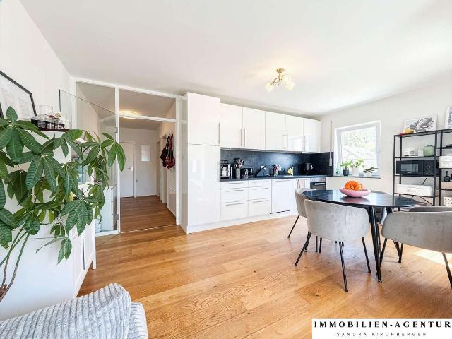 Charmante 2 Zimmer Wohnung mit Einbauküche, Aufzug und Garage
