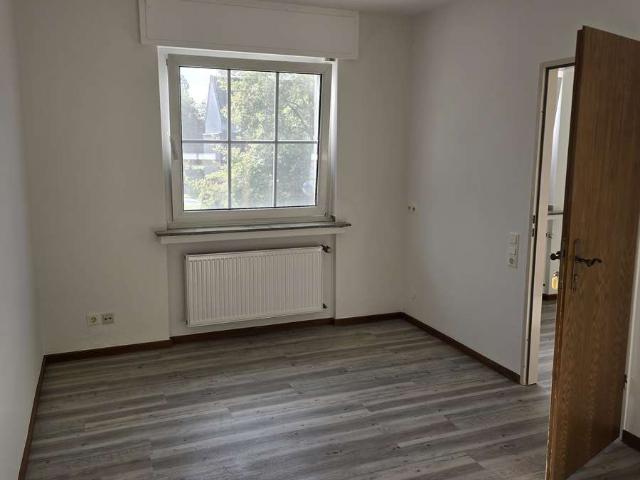 Charmante 2 Zimmer Wohnung mit Einbauküche & Stellplatz in ruhiger Lage