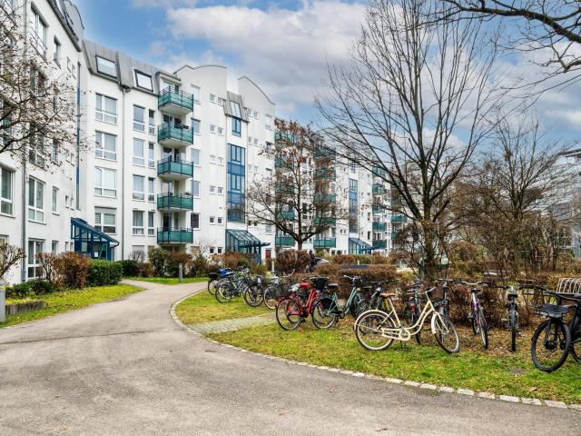 Charmante 2 Zimmer Wohnung mit zwei Balkonen und Stellplatz im Erbbaurecht zur Kapitalanlage