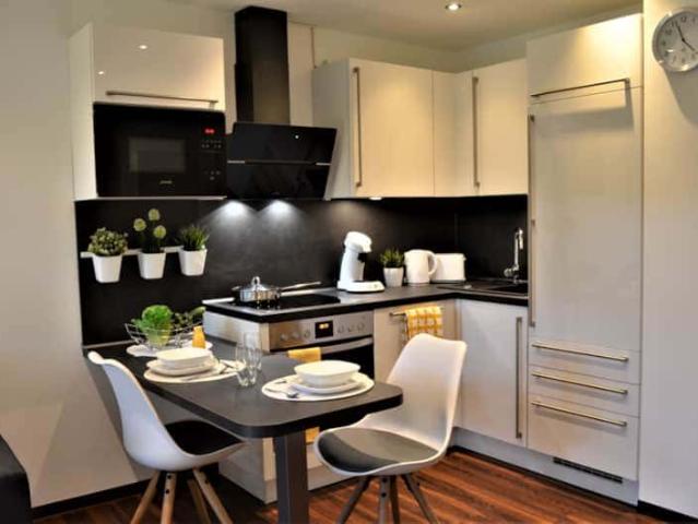 Charmante 2 Zimmer Wohnung: Stilvoll möbliert, perfekt ausgestattet und bereit für Ihren neuen Alltag
