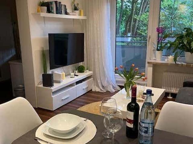 Charmante 2 Zimmer Wohnung: Stilvoll möbliert, perfekt ausgestattet und bereit für Ihren neuen Alltag