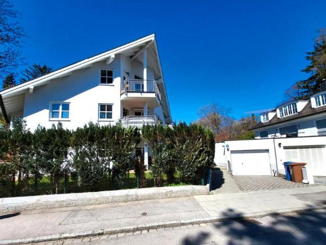 Charmante 2 Zimmer Terrassenwohnung mit eigenem Garten in München