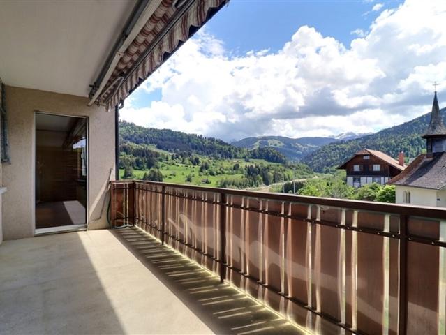 Charmante 4.5 Zimmer Wohnung mit Balkon und Garage