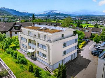 Charmante 4.5 Zimmer Wohnung mit grosser Terrasse, Gartenanteil und Weitsicht