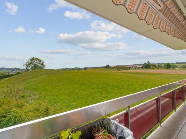 Charmante 4.5 Zimmer Wohnung schöne Aussicht, ideal gelegen in der Nähe der öffentlichen Verkehrsmittel Einzelgarage