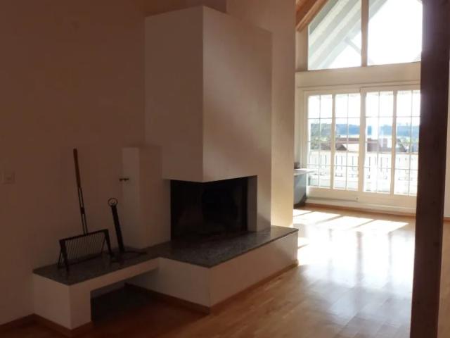 Charmante 4.5 Zimmer Dachwohnung mit Balkon und traumhafter Aussicht in Obfelden