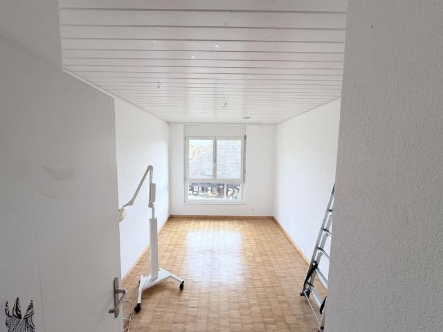 Charmante 4.5 Zimmer Dachwohnung mit gedecktem Balkon in Koppigen