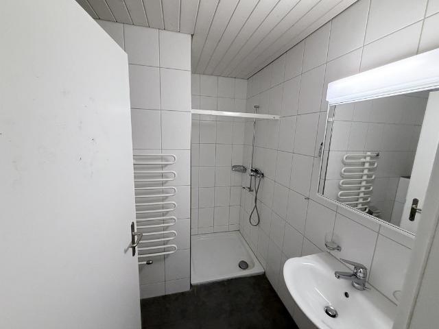 Charmante 4.5 Zimmer Dachwohnung mit gedecktem Balkon in Koppigen