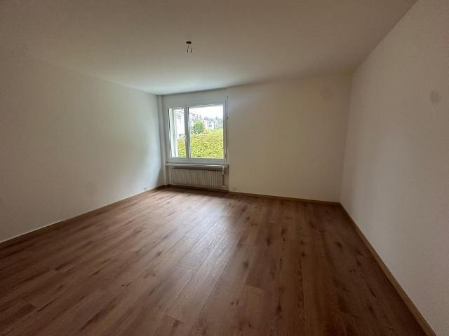 Charmante 4.5 Zimmerwohnung im 1. OG mit Balkon