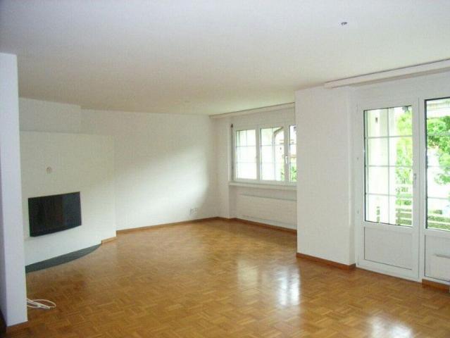 Charmante 4.5 Zimmerwohnung mit Cheminée im Erdgeschoss