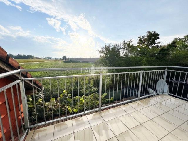 Charmante 4 Zi Wohnung mit Balkon und Parkplatz