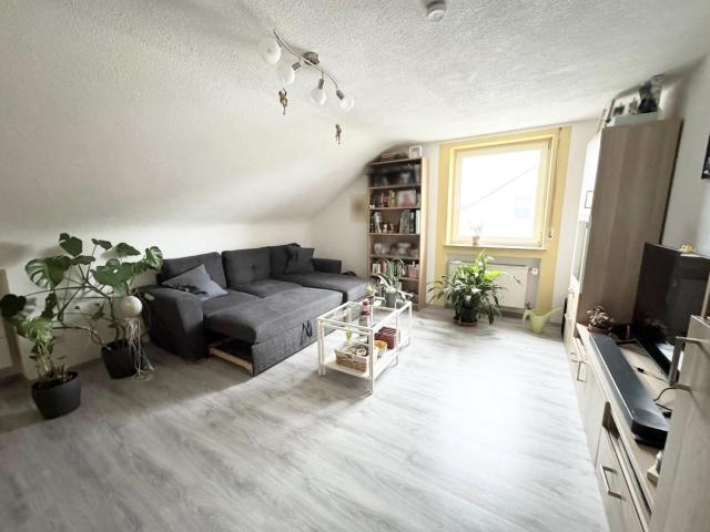 Charmante 4 Zimmer DG Wohnung mit eigenem Garten+Garage+Stellplatz in TOP Lage!
