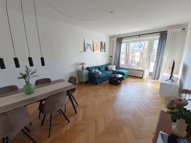 Charmante 4 Zimmer Wohnung mit Süd Balkon im Herzen von Pempelfort