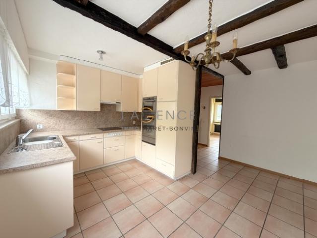 Charmante 5.5 Zimmer Wohnung mit Balkon, freiem Blick und Garten