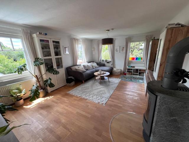 Charmante 5,5 Zimmer Wohnung mit Garten, Balkon und Doppelgarage