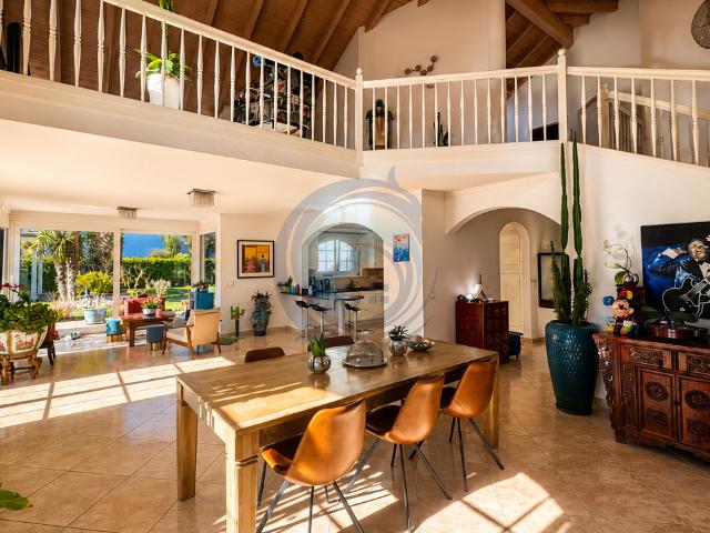 CHARMANTE EINZELNE 6,5 ZIMMER VILLA MIT CHARME UND SWIMMING POOL