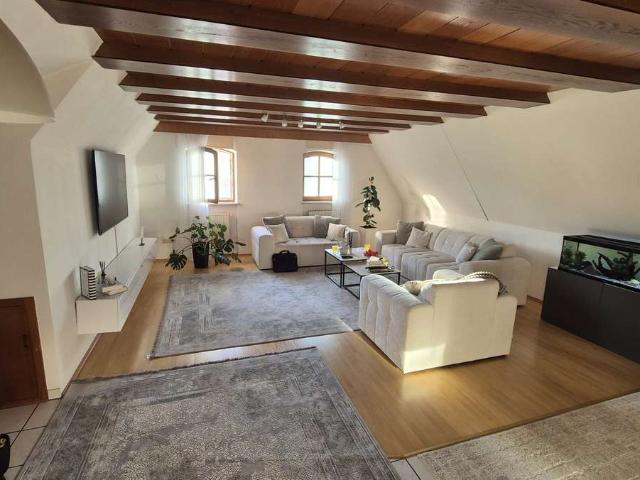 Charmante 94 m² Dachgeschosswohnung mit großzügiger Wohnküche und Balkon in zentraler Lage