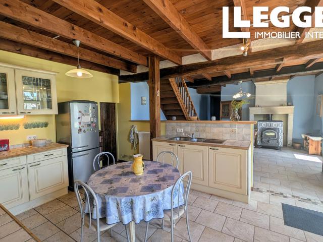 Maison charentaise de 4 chambres avec double garge, jardin paysagé à 10 min de Jonzac, Charente Maritime